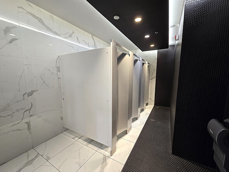 More Photos Of 2222 Boul Dagenais O, Laval Light Distribution For Sale