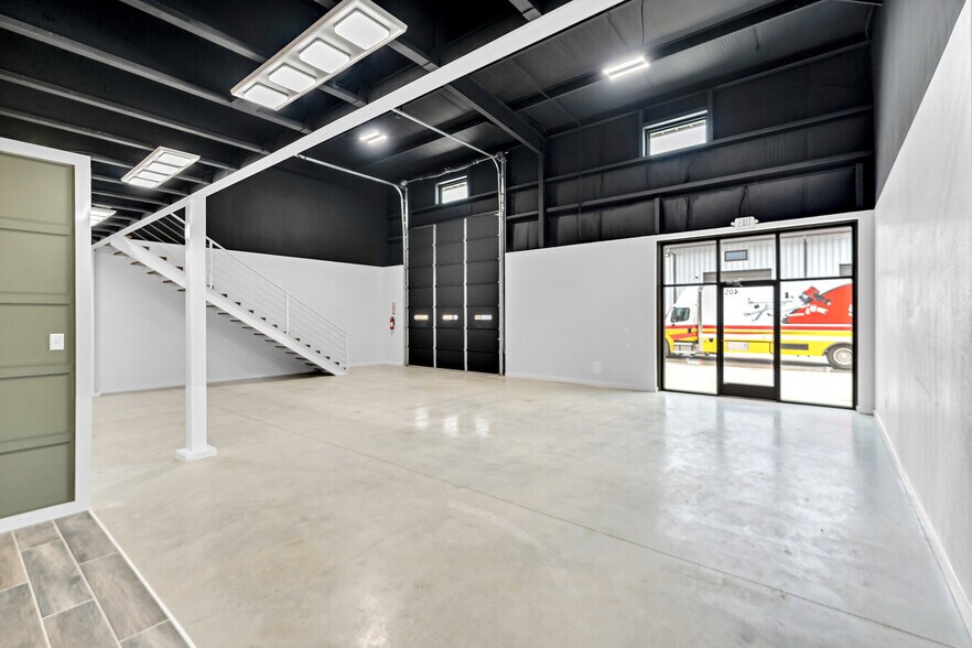 More Photos Of 13021 Harmon Rd, Fort Worth Flex For Lease