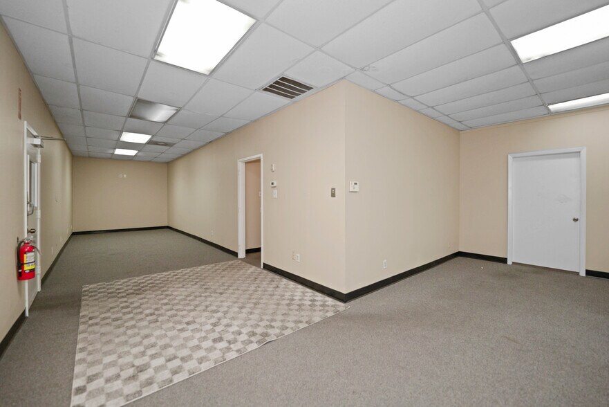 More Photos Of 6546 Petropark Dr, Houston Warehouse For Lease