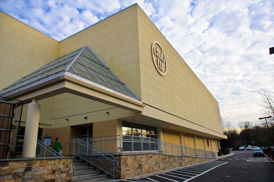 More Photos Of 584 N State Rd, Briarcliff Manor Village Health Club For Lease