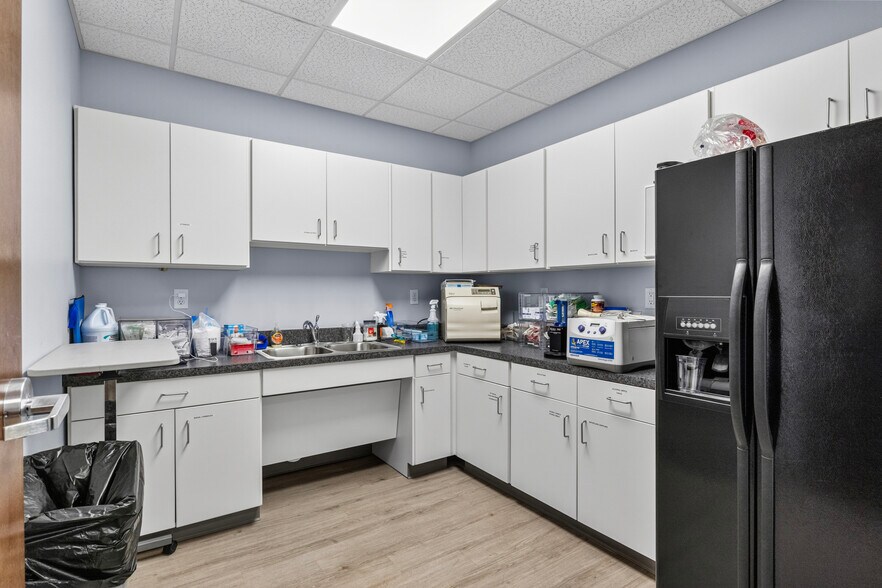 More Photos Of 160 Prosperous Pl, Lexington Medical For Sale