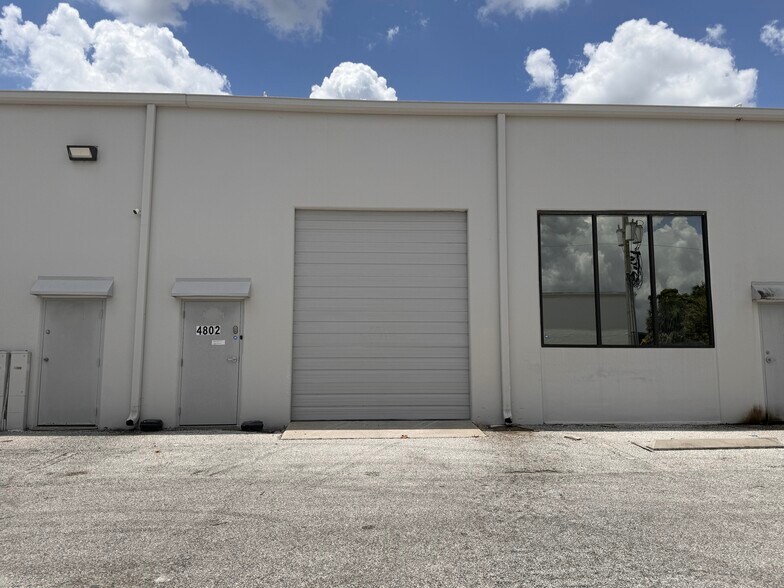 More Photos Of 4780-4806 N Orange Blossom Trl, Orlando Showroom For Lease
