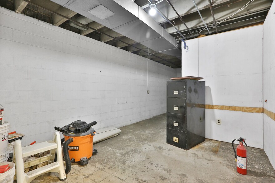 17301 8 Mile Rd E, Eastpointe, MI 48021 Freestanding For Sale