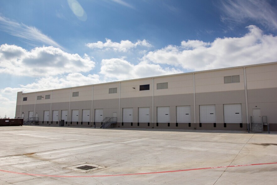 More Photos Of 9091 Autobahn Dr, Dallas Warehouse For Sale