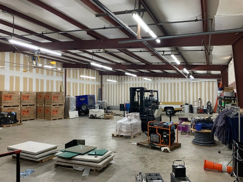 More Photos Of 12830 Cogburn Ave, San Antonio Light Distribution For Lease