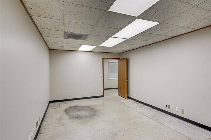 More Photos Of 1020 E Eldorado St, Decatur Service For Sale