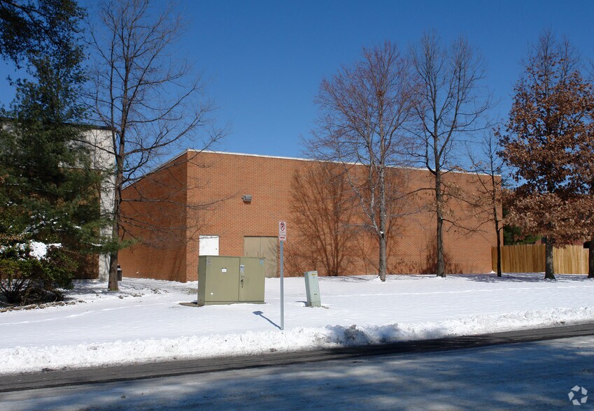 More Photos Of 1323 Shepard Dr, Sterling Showroom For Lease