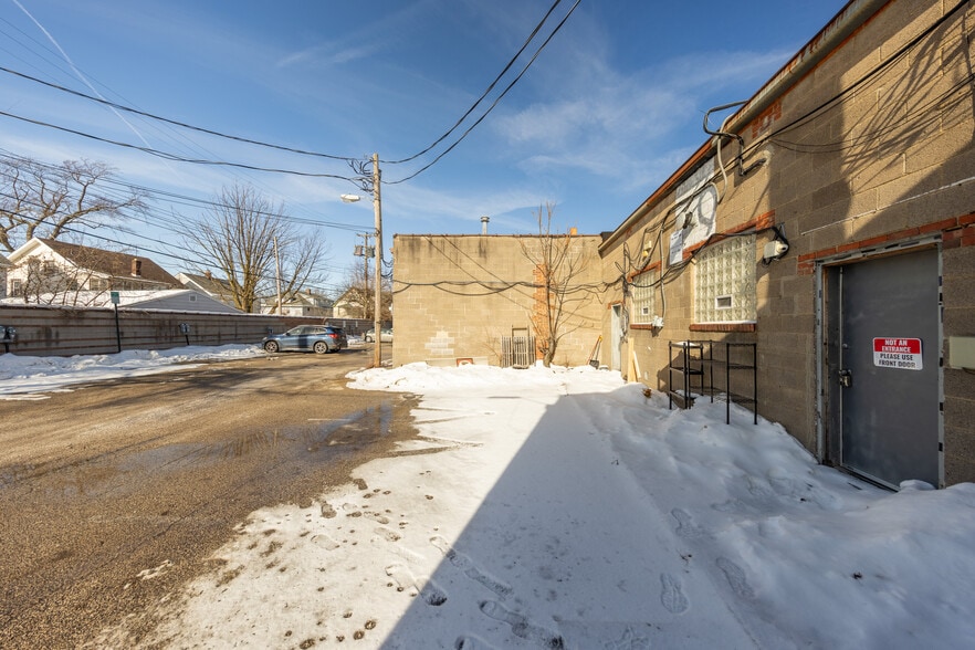 More Photos Of 2078-2080 S Taylor Rd, Cleveland Storefront For Sale