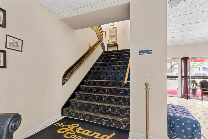 More Photos Of 138 E Market St, New Albany Lodge Meeting Hall For Sale