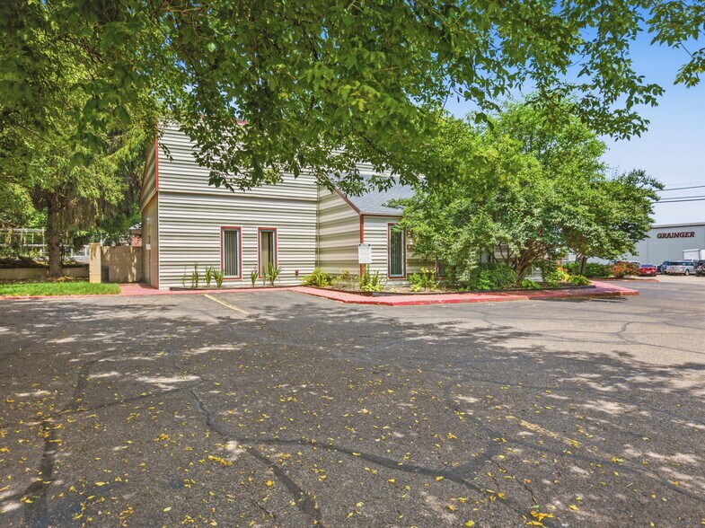 More Photos Of 255 Dueber Ave SW, Canton Medical For Sale