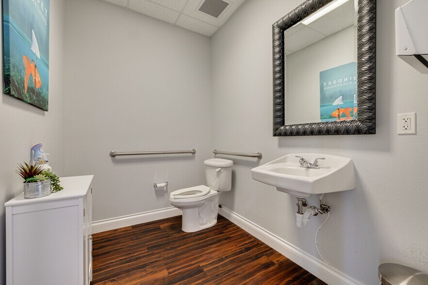 More Photos Of 1033 West Bay Dr, Largo Office For Lease