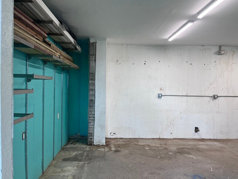 More Photos Of 1401 49th St S, Gulfport Storefront For Sale