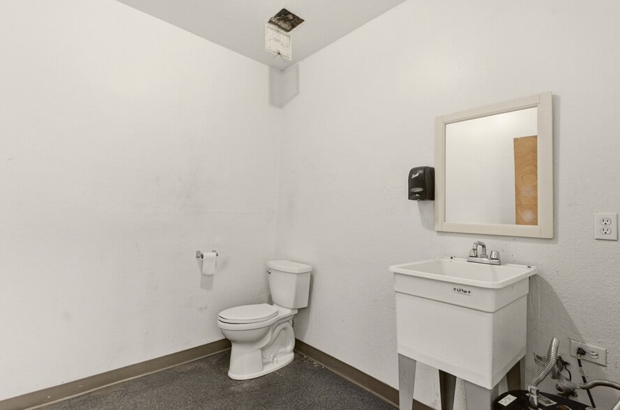More Photos Of 1319-1323 W Texas St, Fairfield Freestanding For Sale