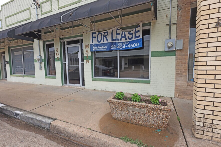 More Photos Of 303 E Main St, Humble Office For Lease