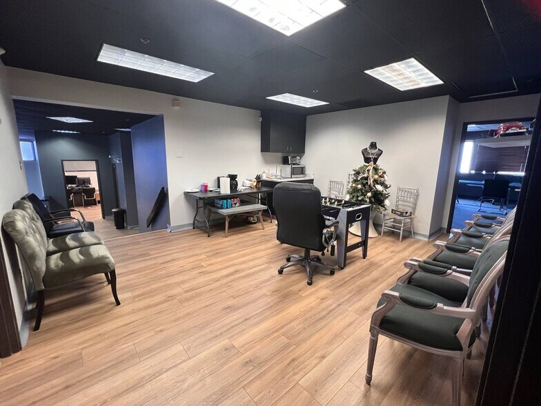 More Photos Of 8140 E Butherus Dr, Scottsdale Auto Dealership For Lease