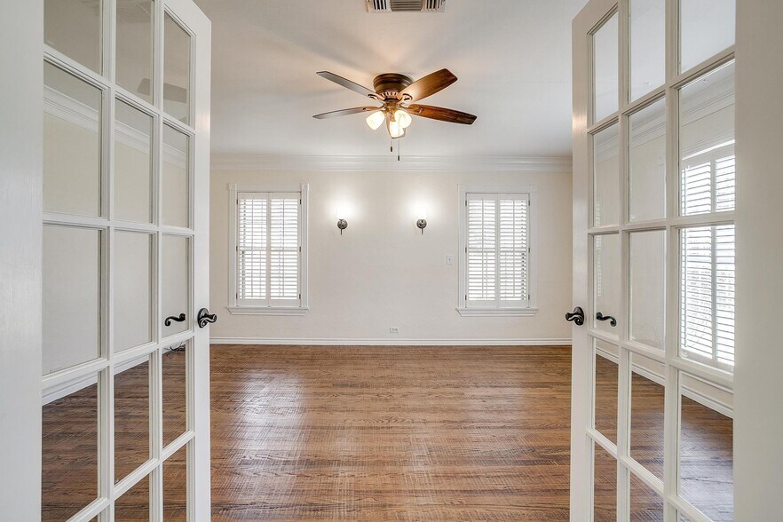 More Photos Of 113 N Tarrant St, Crowley Office For Sale