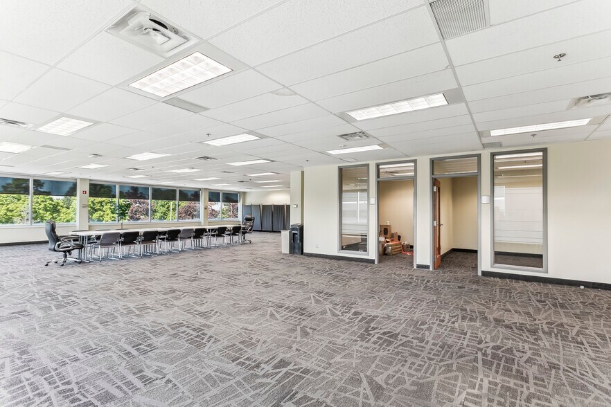 More Photos Of 5705 Cancross Ct, Mississauga Office For Sale