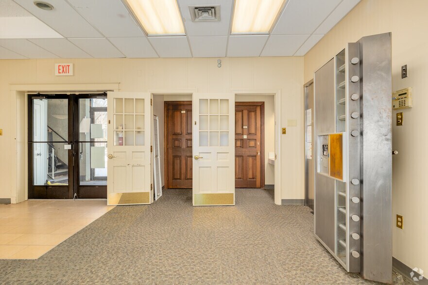 More Photos Of 434 Main St, Chatham Bank For Lease