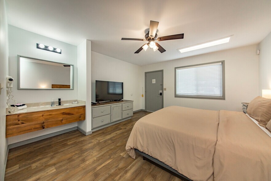 More Photos Of 8546 Edgemont Rd, Greers Ferry Hotel For Sale
