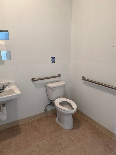 More Photos Of 5316 Lena Rd, Bradenton Light Distribution For Lease