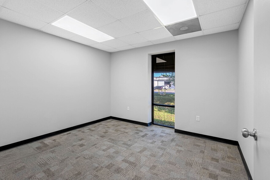 More Photos Of 4412 W Osborne Ave, Tampa Showroom For Sale