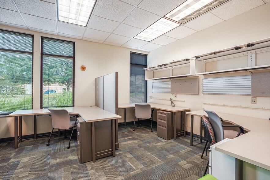 More Photos Of 10567 Sawmill Pky, Powell Office For Lease