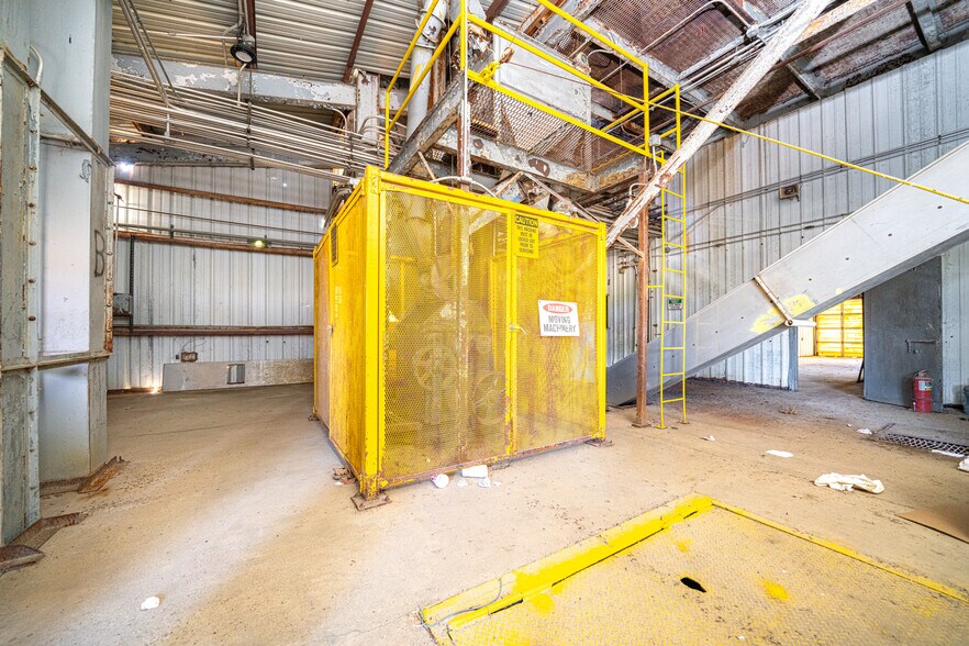 More Photos Of 220 Progress Blvd, Longview Warehouse For Sale