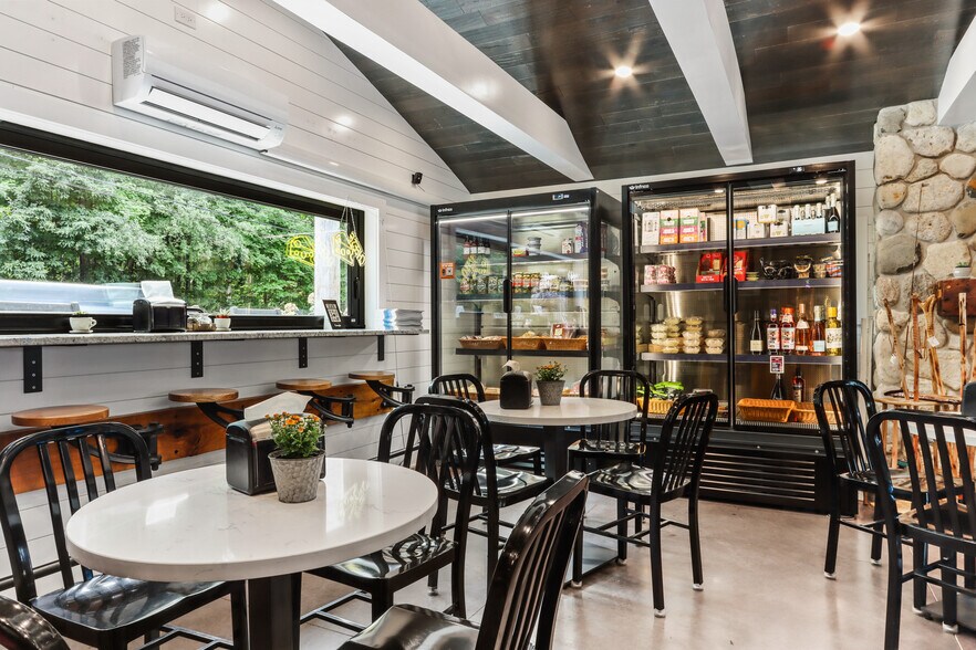 More Photos Of W4724 S Lakeshore Dr, Fontana-on-Geneva Lake Storefront For Sale