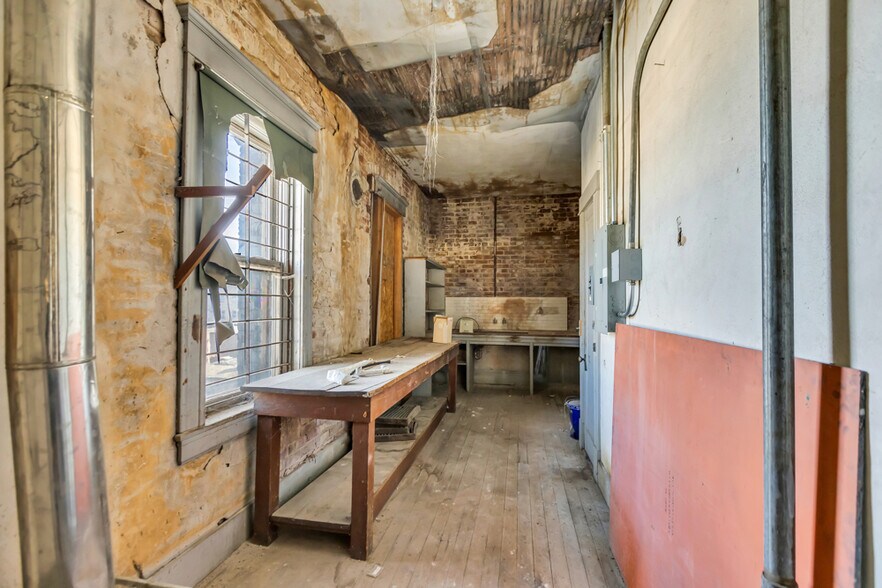 More Photos Of 10 S School St, Lodi Storefront Retail Office For Sale