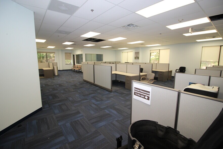 More Photos Of 455 Maryland Dr, Fort Washington Light Manufacturing For Sale