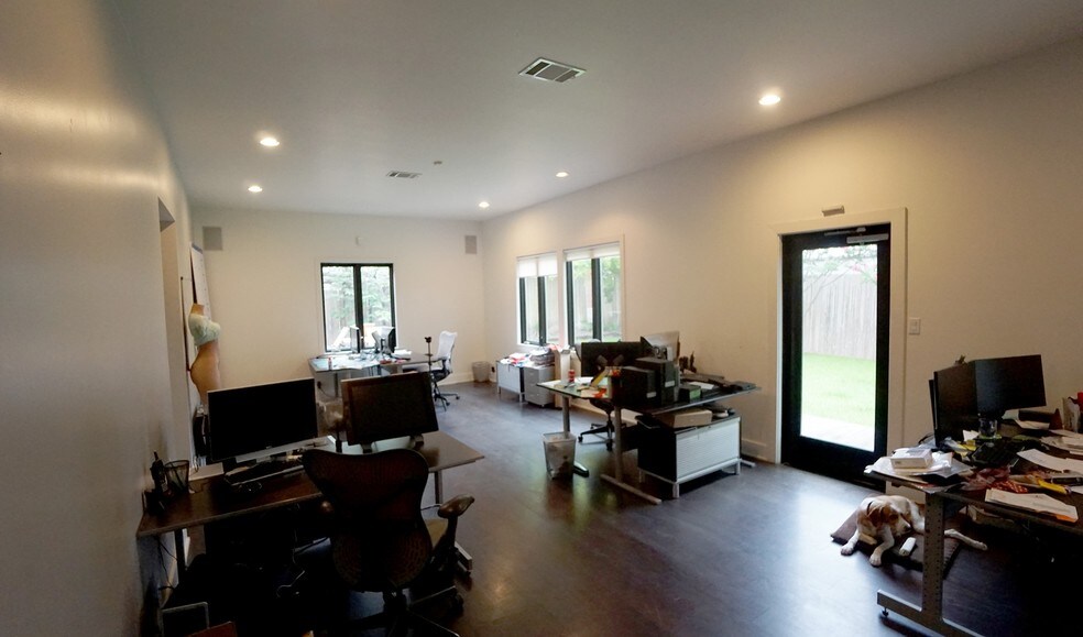 More Photos Of 106 Bagdad Ave W, Round Rock Office For Sale