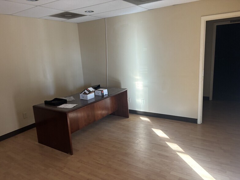 More Photos Of 5210 Pleasant View Rd, Memphis Showroom For Lease