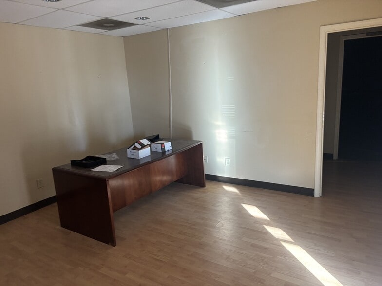 More Photos Of 5210 Pleasant View Rd, Memphis Showroom For Lease