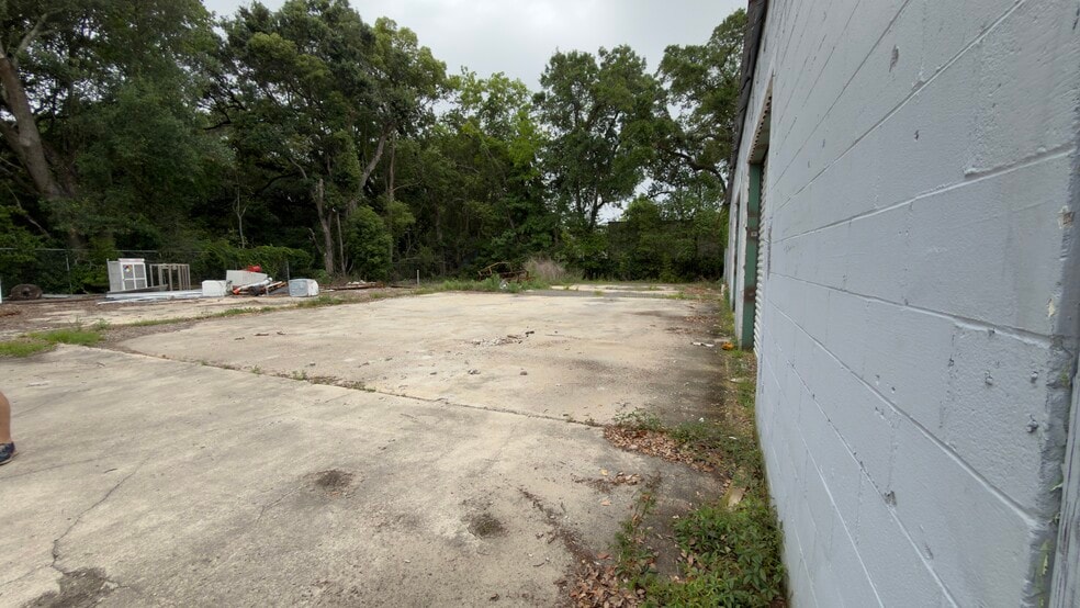 More Photos Of 2800 Delano St, Pensacola Warehouse For Lease