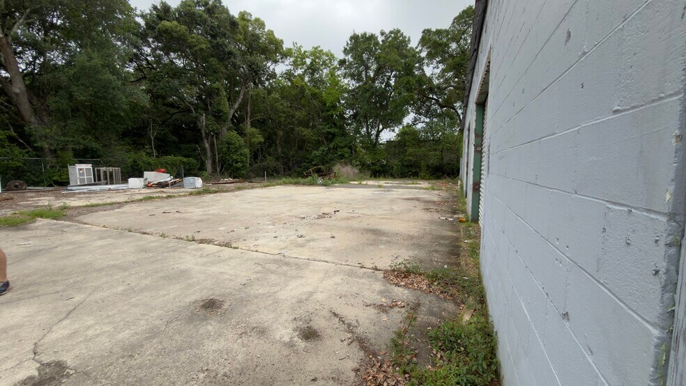 More Photos Of 2800 Delano St, Pensacola Warehouse For Lease