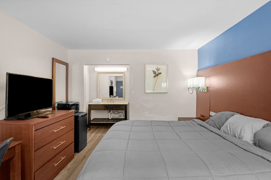 More Photos Of 1811 W Lucas St, Florence Hotel For Sale