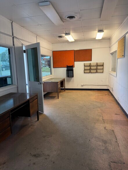 More Photos Of 717 N 2nd St, Vincennes Warehouse For Lease