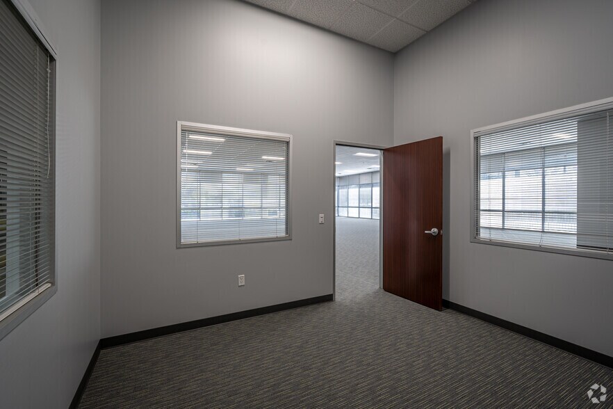 More Photos Of 7301-7401 Security Way, Houston Unknown For Lease