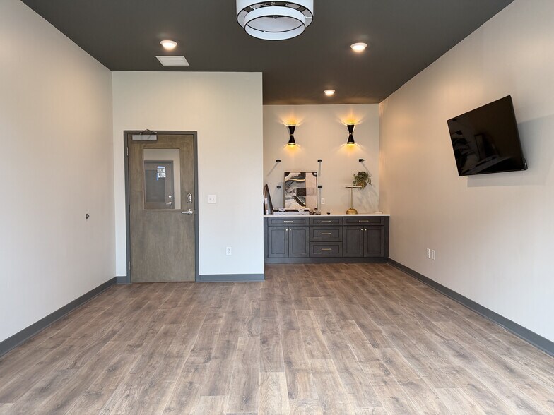 More Photos Of 4-20 W Main St, Danville Storefront Retail Office For Lease