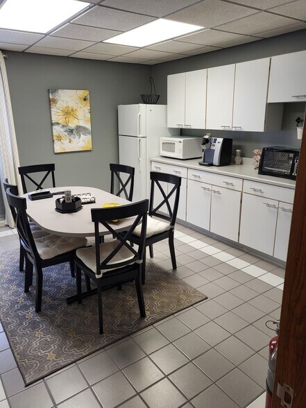 More Photos Of 302 W Campbell St, Arlington Heights Office For Sale