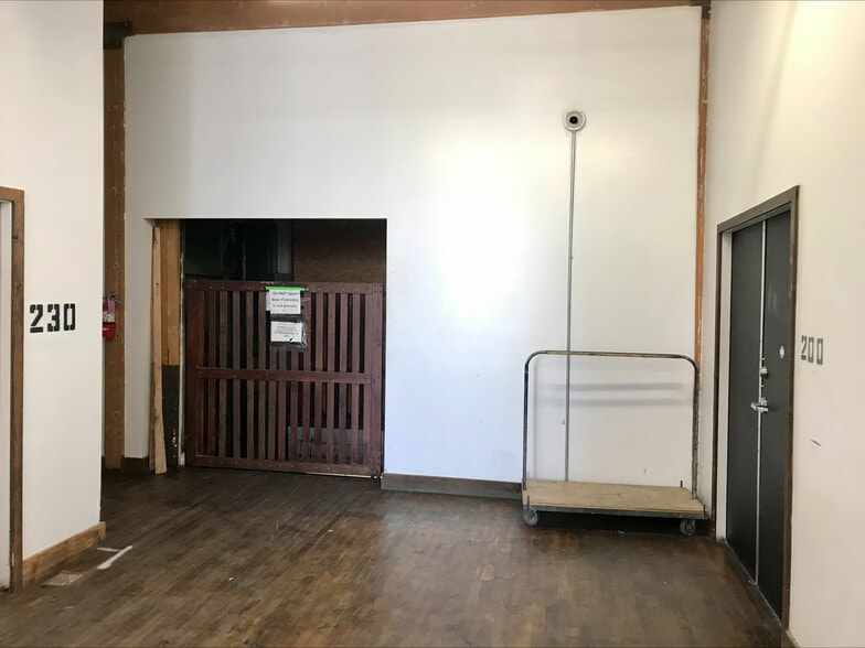 More Photos Of 2000-2010 W 62nd St, Los Angeles Warehouse For Sale