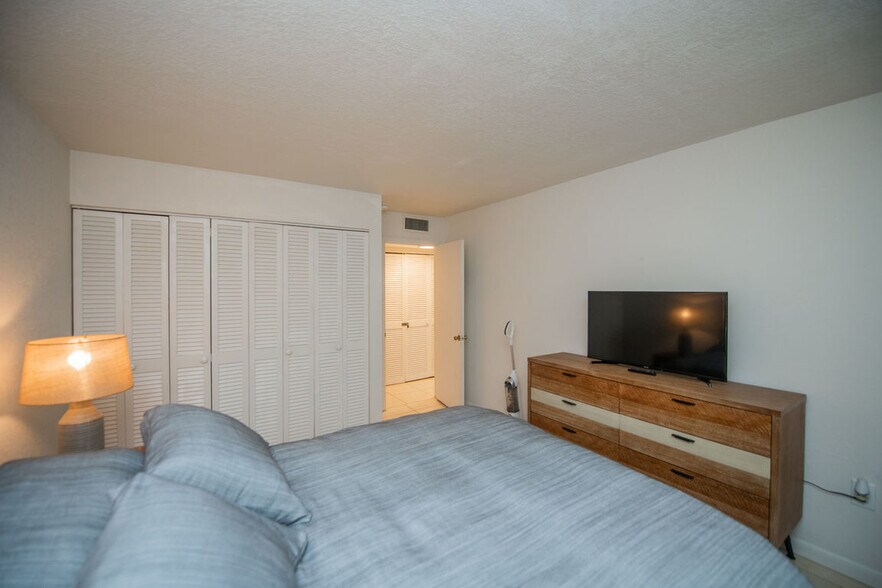 More Photos Of 2595 Tamiami Trl, Port Charlotte Apartments For Lease