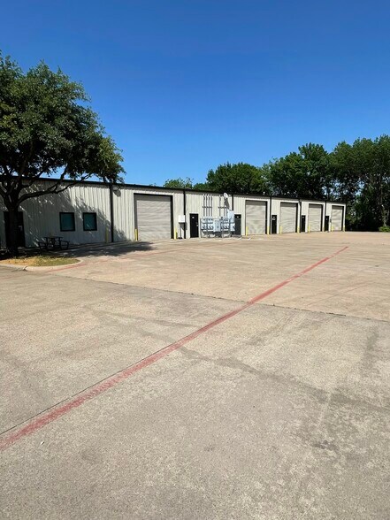 More Photos Of 194 Industrial Blvd, McKinney Showroom For Lease
