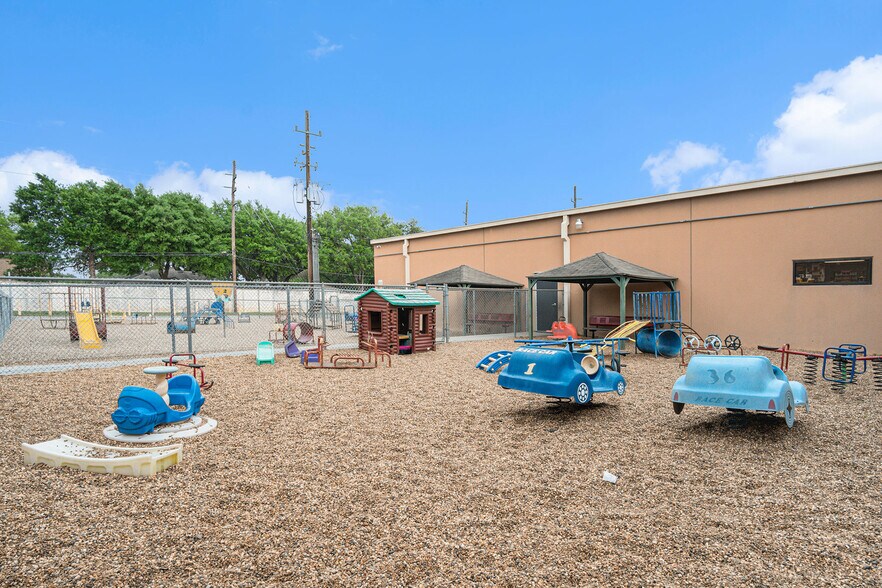 More Photos Of 18416-18508 Kuykendahl Rd, Spring Freestanding For Lease