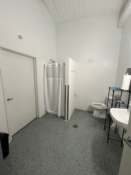 More Photos Of 2380 Simpson rd, Guthrie Flex For Lease