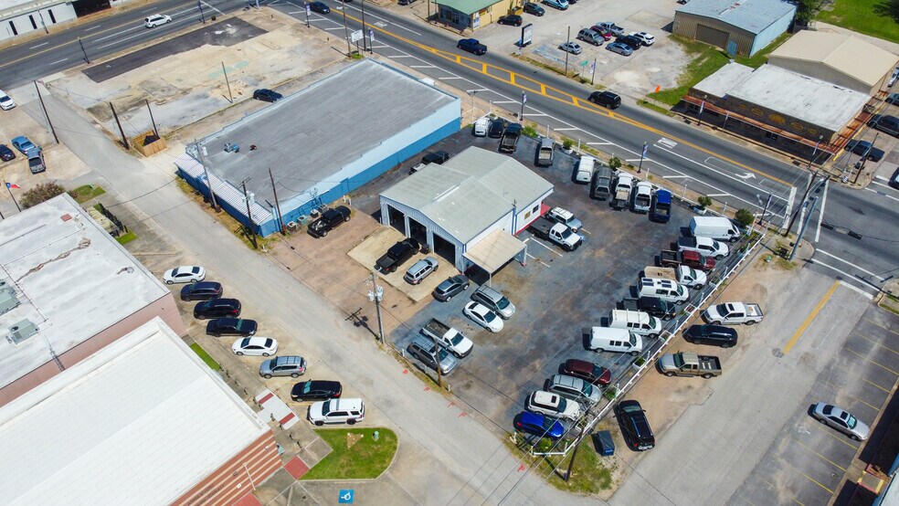 Primary Photo Of 120 E Mulberry St, Angleton Auto Dealership For Lease