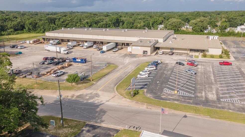 More Photos Of 7801 Sears Blvd, Pensacola Distribution For Lease