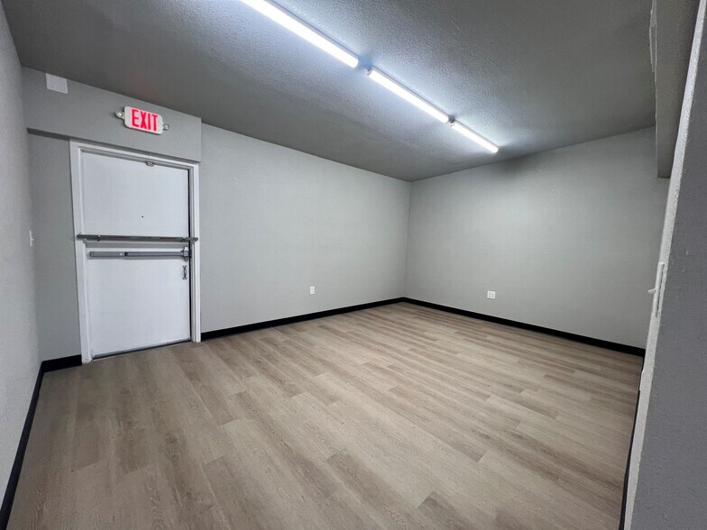 More Photos Of 1702 Santa Fe Dr, Weatherford Flex For Lease
