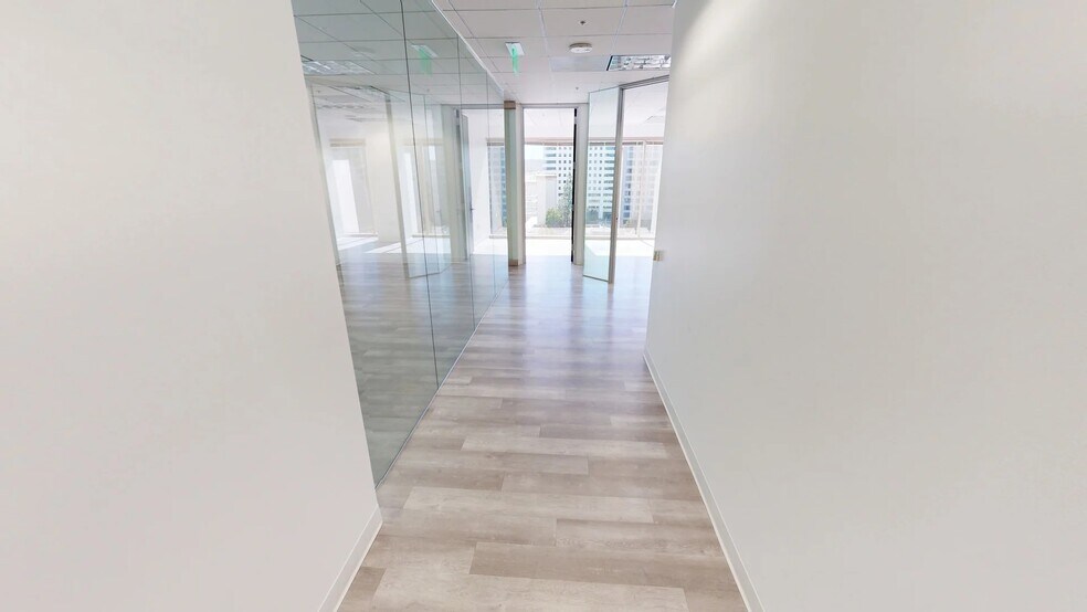 More Photos Of 21300 Victory Blvd, Woodland Hills Office For Lease