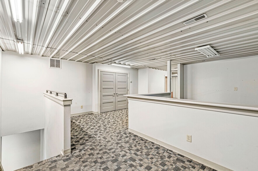 More Photos Of 2601 E 56th St, Indianapolis Light Distribution For Sale